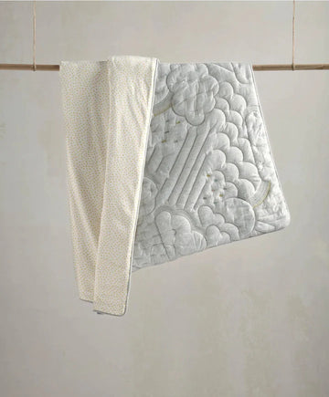 Mamas & Papas Welcome To The World Quilt - Cloud Bedding Cotbed | Prenatal, Babies, Nusring, Cybex, Avent Quilt